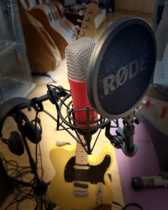 Studio-Setup mit RØDE Mikrofon und Telecaster Gitarre